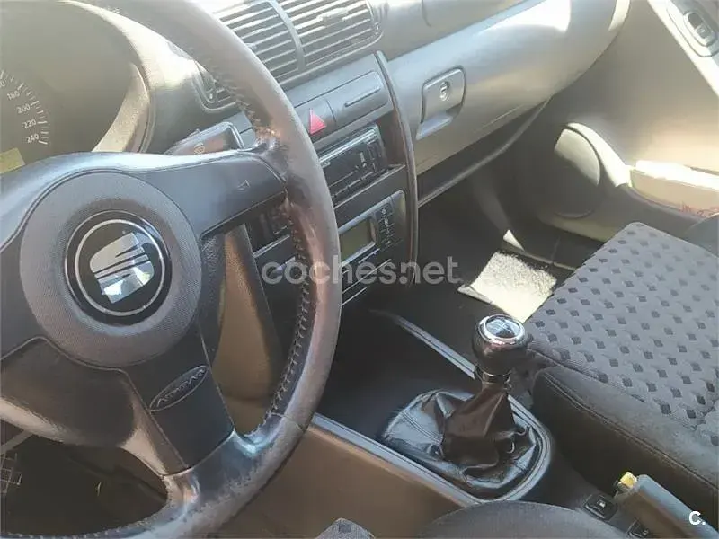Usado Seat Leon Sport 110 CV (80 kW) 2001 Blanco Utilitario