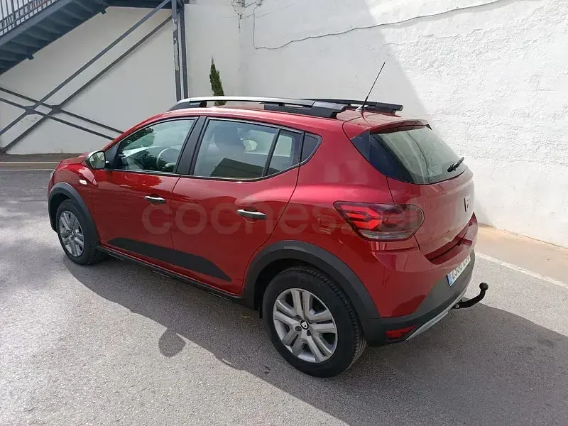 Usado Dacia Sandero Comfort 91 CV (66 kW) 2021 Granate Berlina