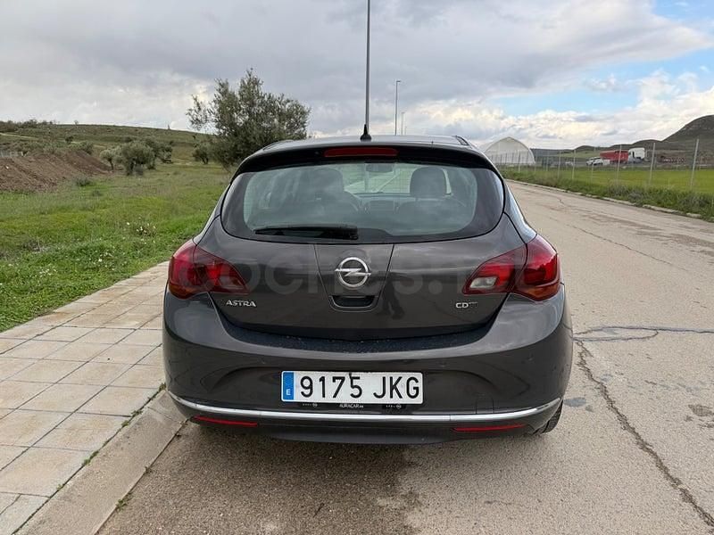 Usado Opel Astra Dynamic 136 CV (100 kW) 2015 Gris / plata Berlina