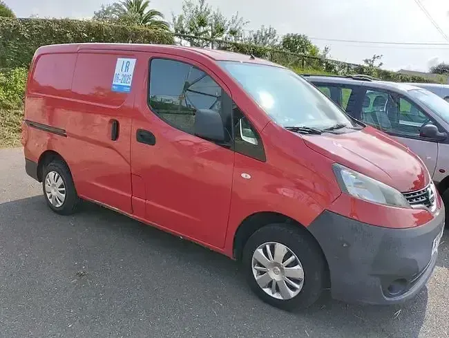 Usado Nissan NV200 85 CV (62 kW) 2010 Rojo Monovolumen