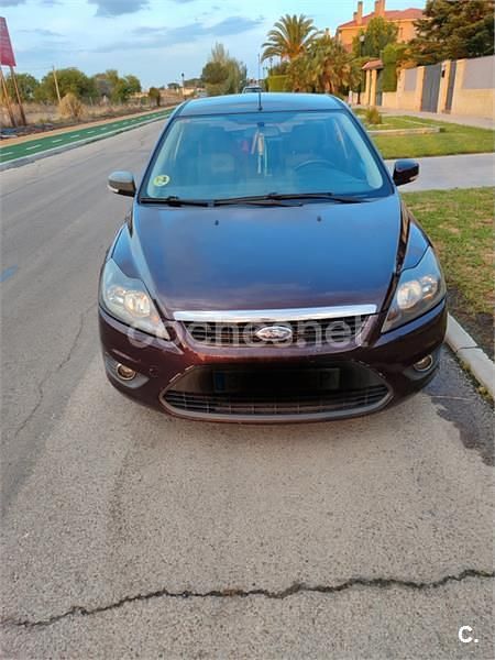 Violeta / lila Usado 2009 Ford Focus Trend Berlina | 2500 € (Buen precio) - Imagen 1/4