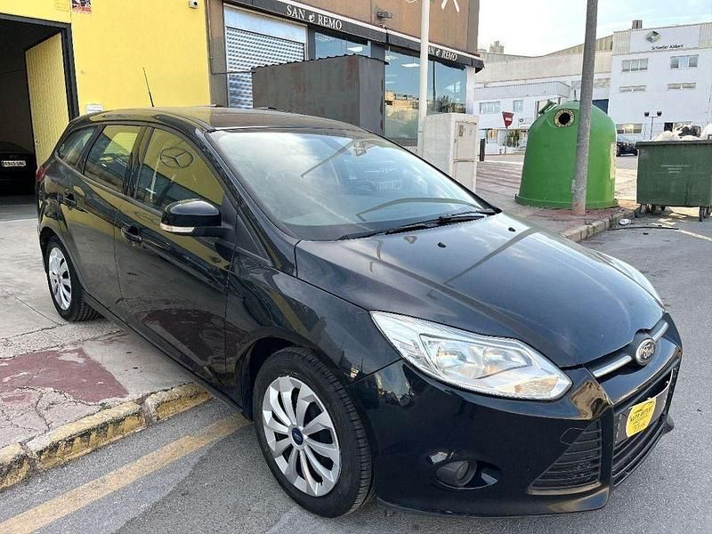 Usado Ford Focus Trend 95 CV (69 kW) 2013 Negro Familiar