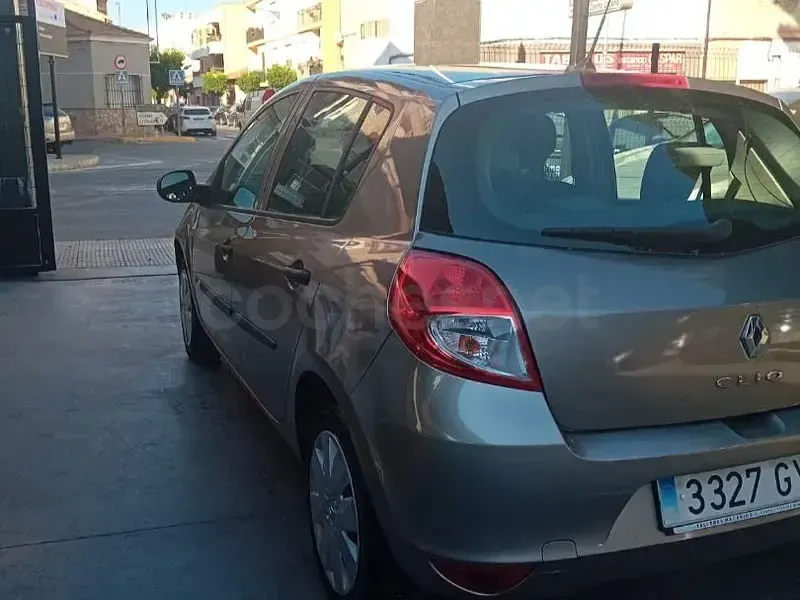 Usado Renault Clio II 75 CV (55 kW) 2010 Beige Berlina