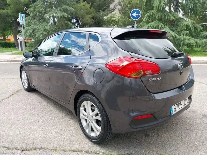 Usado Kia Ceed GT 128 HP (94 kW) 2015 Cinzento Sedan