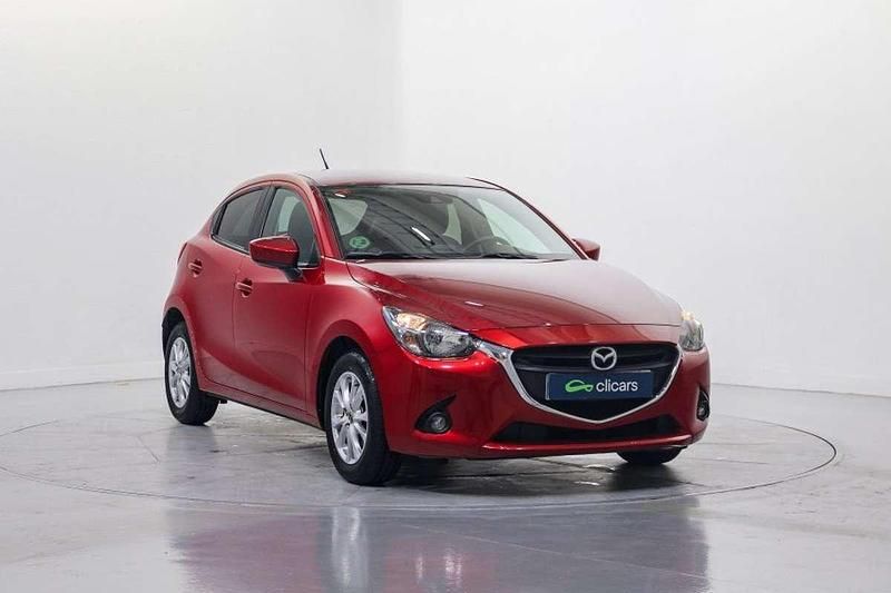Usado Mazda 2 75 CV (55 kW) 2017 Rojo Utilitario