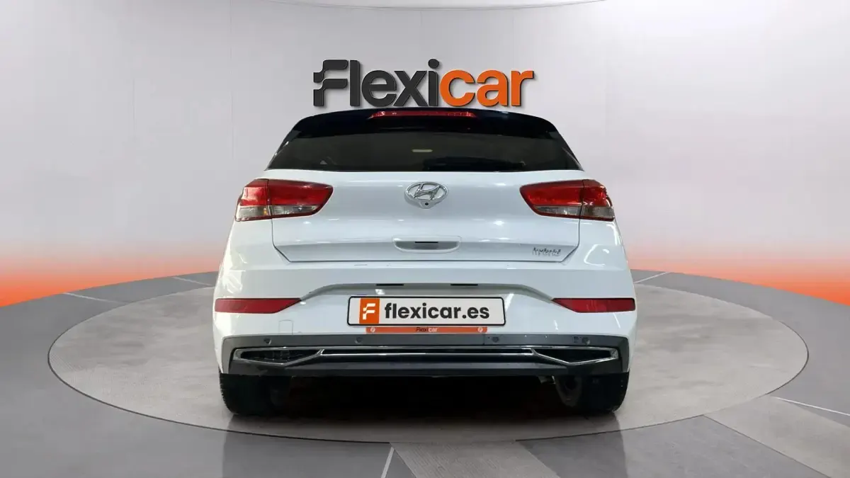 Usado Hyundai i30 120 CV (88 kW) 2021 Blanco Berlina