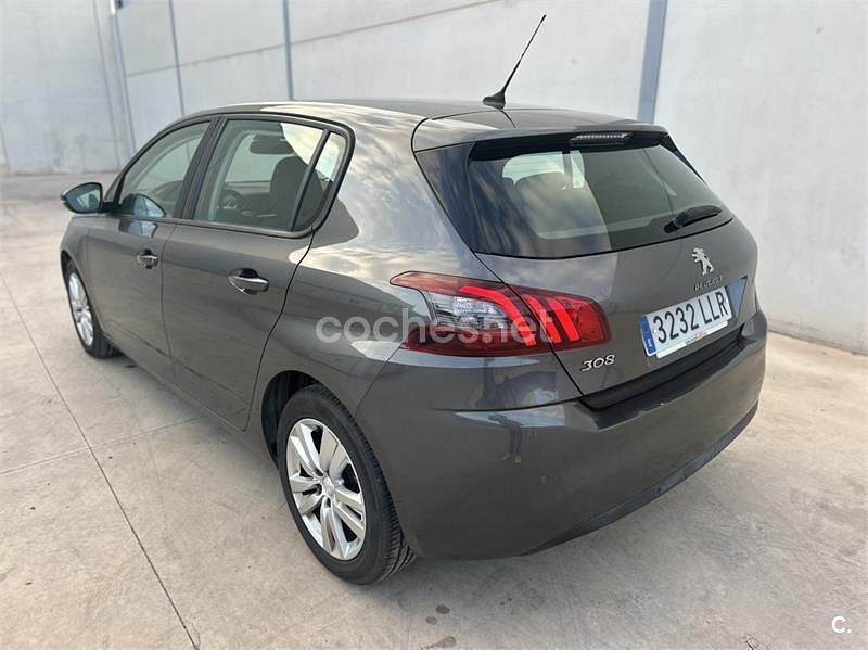 Usado Peugeot 308 Active 100 CV (73 kW) 2020 Gris / plata Berlina