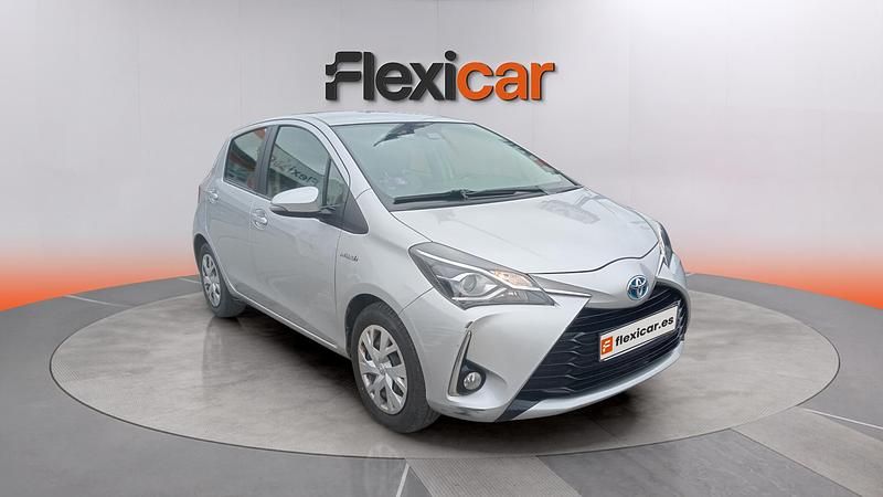 Usado Toyota Yaris Hybrid Active 100 CV (73 kW) 2019 Gris Berlina