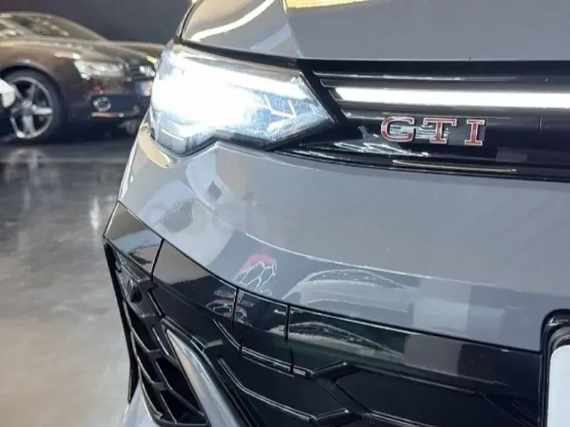 Usado VW Golf VIII GTI Clubsport 300 CV (220 kW) 2024 Gris / plata Berlina