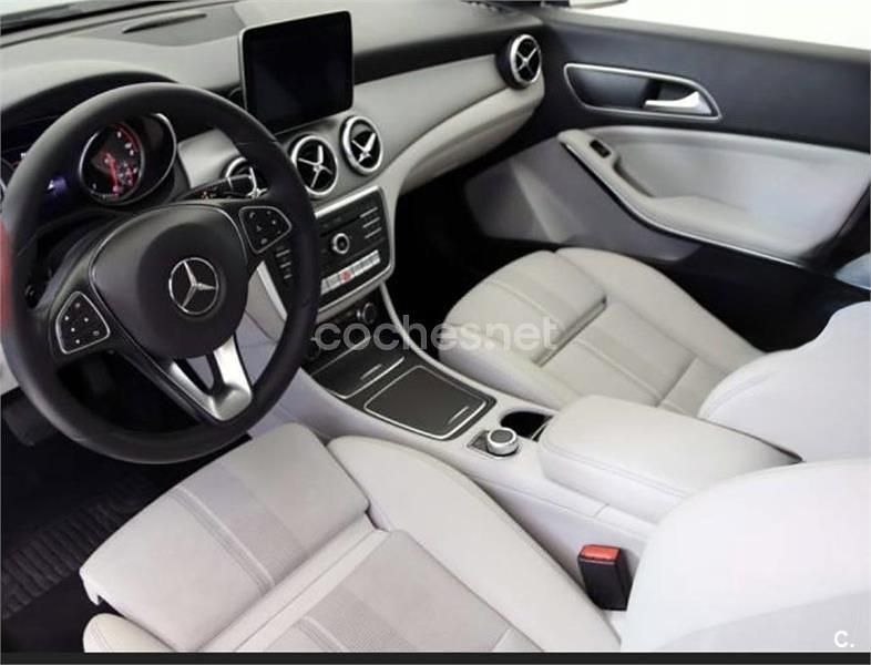 Usado Mercedes CLA200 Shooting Brake 136 CV (100 kW) 2016 Azul Familiar