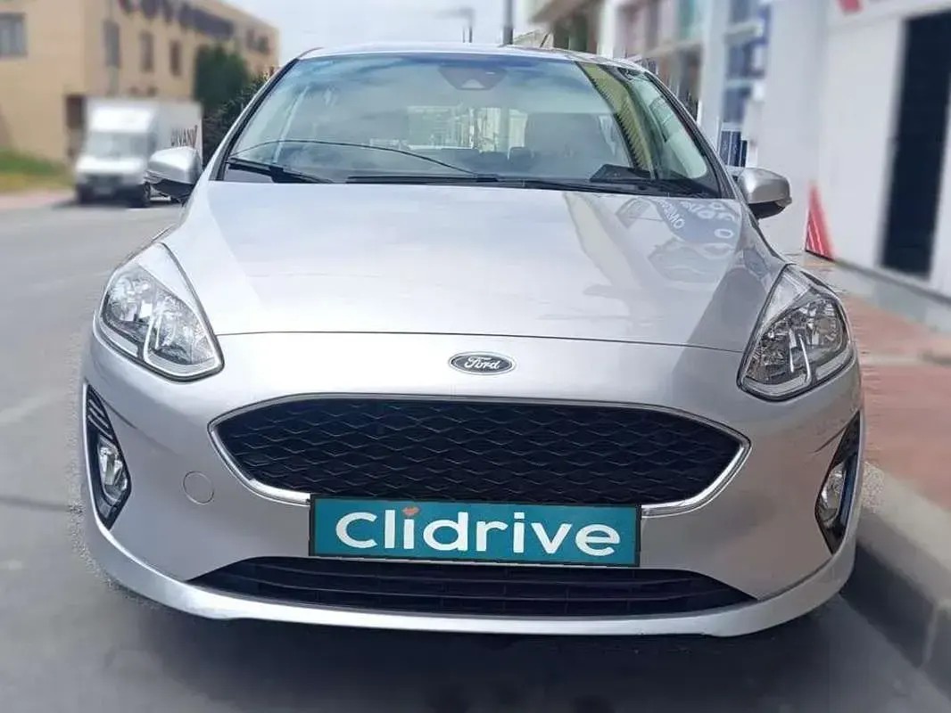 Usado Ford Fiesta Trend 86 CV (63 kW) 2018 Gris Utilitario