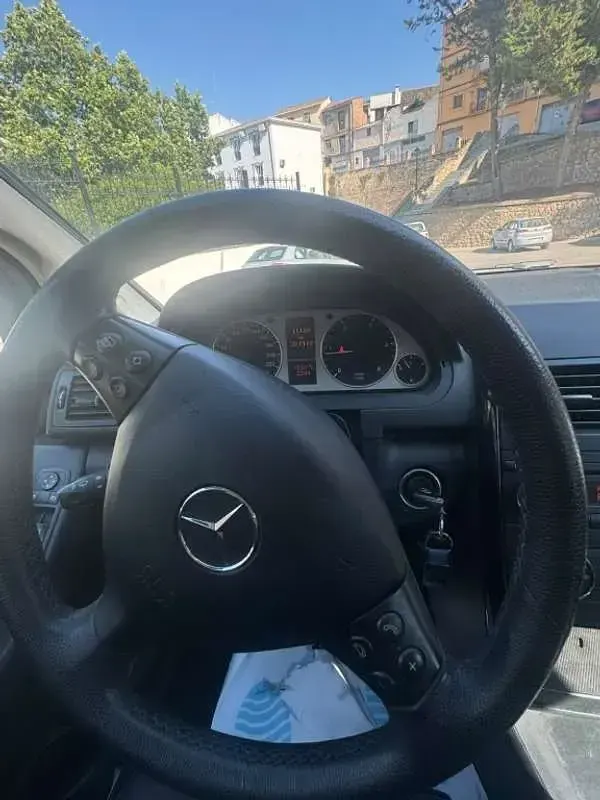 Usado Mercedes A180 109 CV (80 kW) 2008 Negro Utilitario