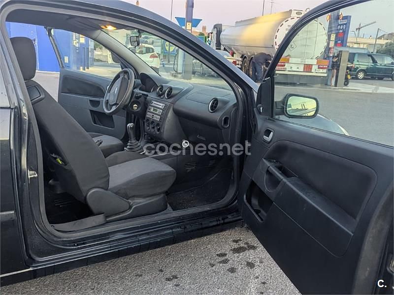 Usado Ford Fiesta Trend 80 CV (58 kW) 2004 Negro Utilitario
