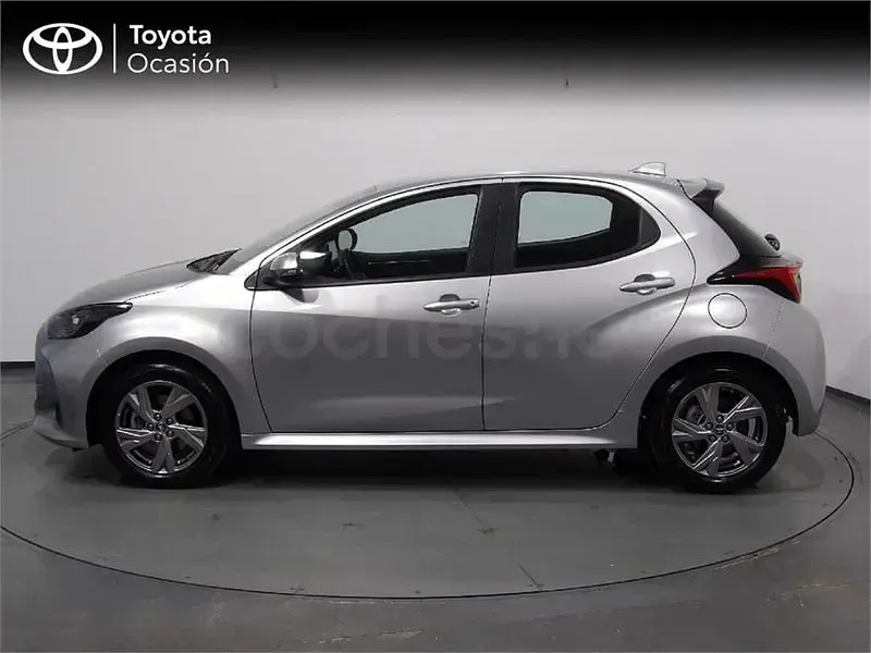Usado Toyota Yaris Hybrid Active 116 CV (85 kW) 2025 Gris / plata Berlina