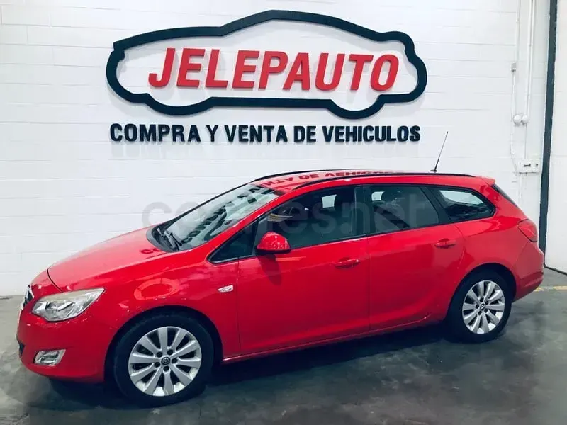 Usado Opel Astra Excellence 110 CV (80 kW) 2011 Rojo Familiar