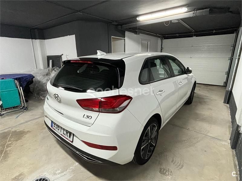 Usado Hyundai i30 110 CV (80 kW) 2021 Blanco Berlina