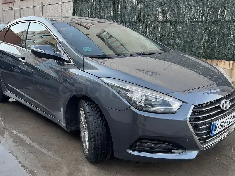 Usado Hyundai i40 115 CV (84 kW) 2016 Gris / plata Familiar