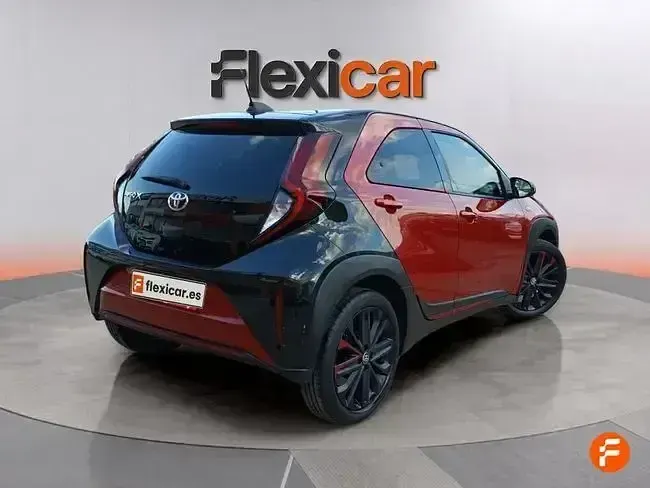 Usado Toyota Aygo 72 CV (52 kW) 2023 Rojo