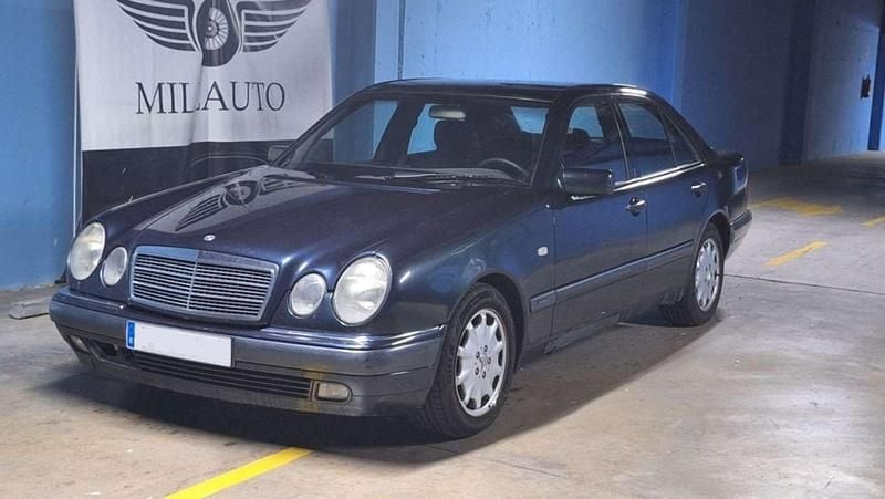 Usado Mercedes E300 Elegance 177 CV (130 kW) 1998 Azul Berlina