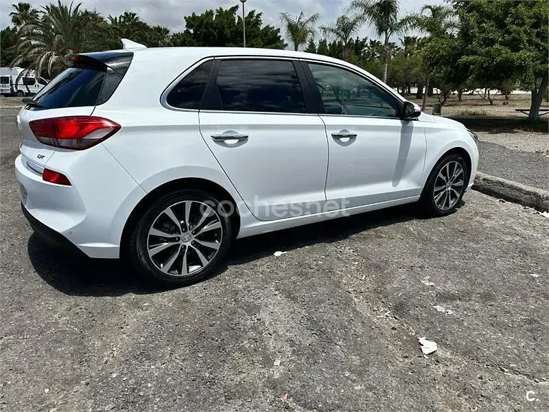 Usado Hyundai i30 120 CV (88 kW) 2018 Blanco Berlina