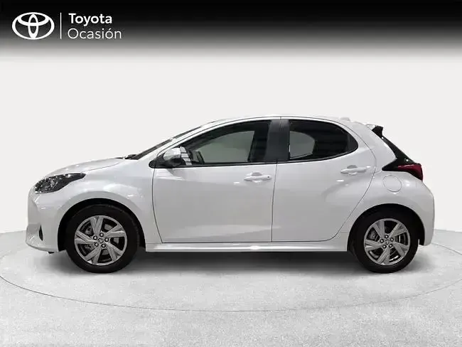 Używany Toyota Yaris Hybrid Active 116 KM (85 kW) 2025 Biały Sedan/Limuzyna