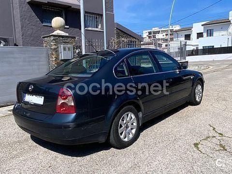 Usado VW Passat Highline 130 CV (95 kW) 2002 Azul Berlina