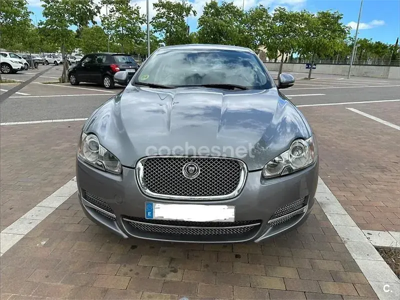 Usado Jaguar XF Luxury 240 CV (176 kW) 2011 Gris / plata Berlina