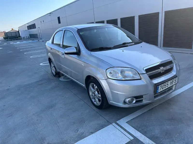 Usado Chevrolet Aveo LT 101 CV (74 kW) 2011 Gris / plata Berlina