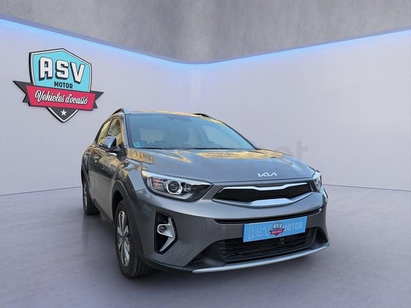 Usado Kia Stonic 100 CV (73 kW) 2025 Gris / plata SUV