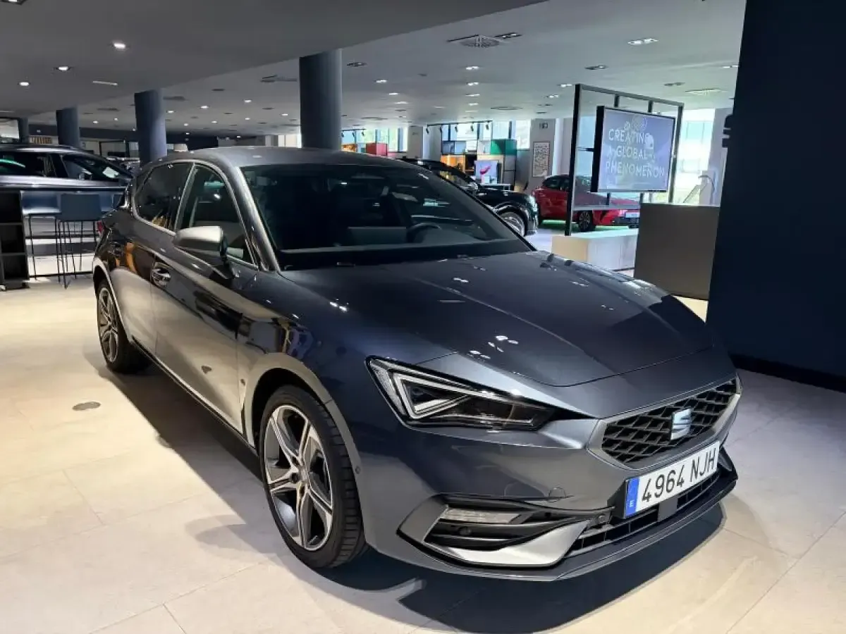 Usado Seat Leon FR 204 CV (150 kW) 2025 Gris/plata
