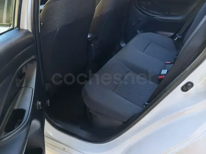 Usado Toyota Yaris Hybrid Active 116 CV (85 kW) 2021 Blanco Berlina