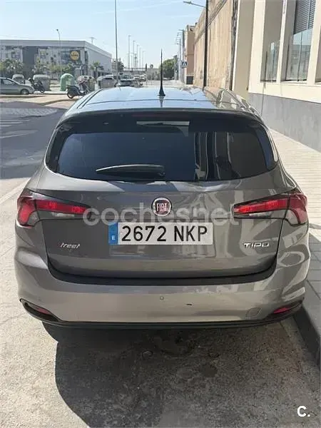Usado Fiat Tipo Lounge 95 CV (69 kW) 2021 Gris / plata Familiar