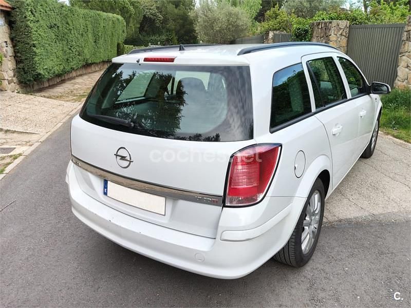 Usado Opel Astra Enjoy 100 CV (73 kW) 2005 Blanco Familiar
