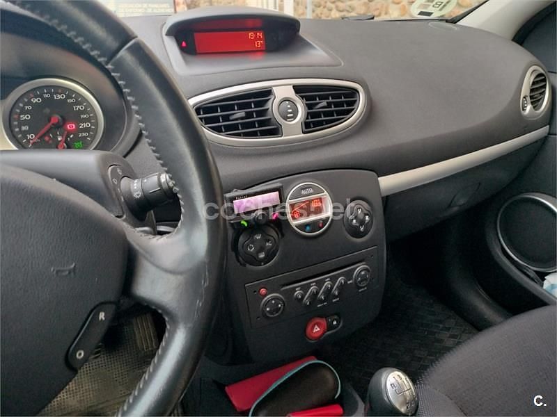 Usado Renault Clio GrandTour Exception 105 CV (77 kW) 2009 Negro Familiar