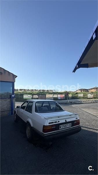 Usado Ford Orion Ghia 102 CV (75 kW) 1988 Blanco Berlina
