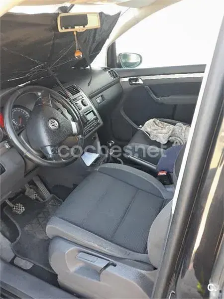 Usado VW Touran 105 CV (77 kW) 2010 Negro Monovolumen