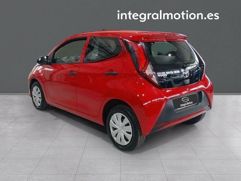 Usado Toyota Aygo X-play 72 CV (52 kW) 2022 Rojo Utilitario