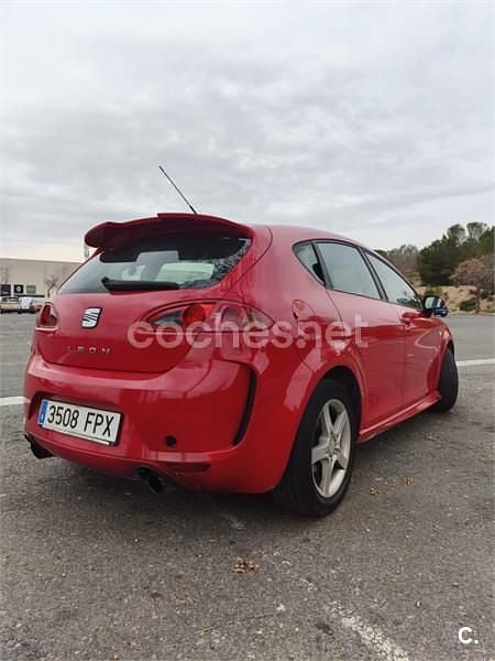 Usado Seat Leon Sport 105 CV (77 kW) 2007 Rojo Utilitario
