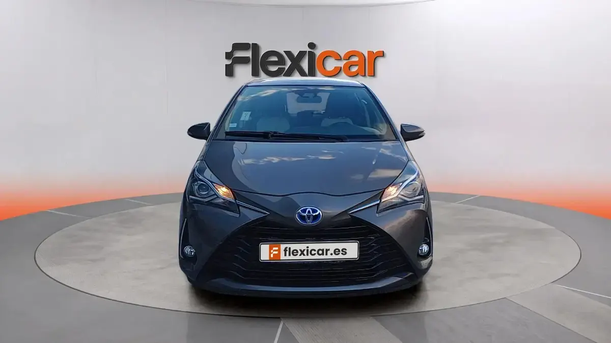 Usado Toyota Yaris Hybrid Business Edition 116 CV (85 kW) 2020 Gris Berlina