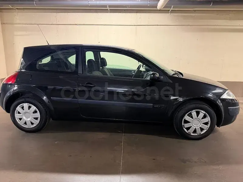 Usado Renault Mégane Dynamique 100 CV (73 kW) 2004 Negro Berlina