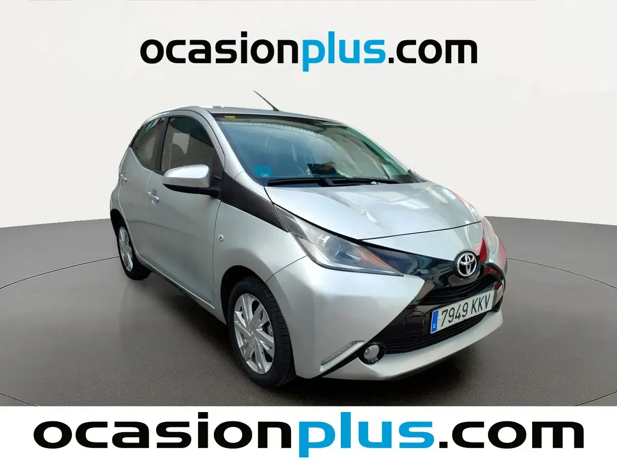 Usado Toyota Aygo X-play 69 CV (50 kW) 2018 Gris plata Utilitario
