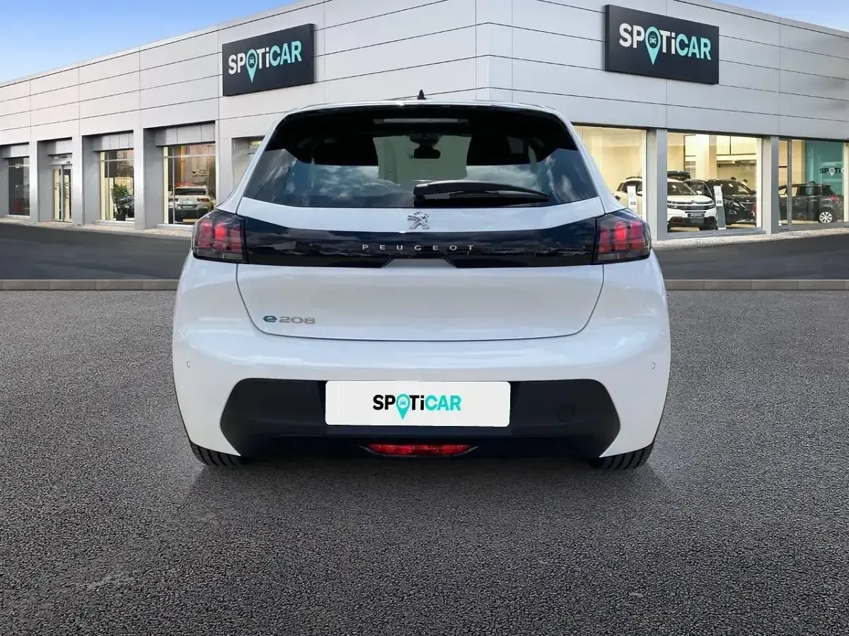 Usado Peugeot e-208 Active 100 kW (136 CV) 2024 Blanco Utilitario