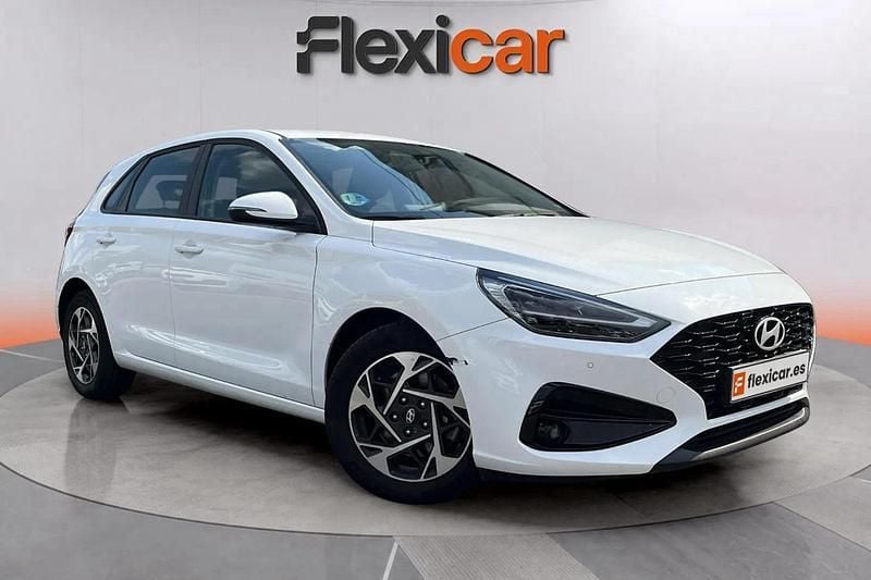 Blanco Usado 2024 Hyundai i30 Berlina | 19.190 € (Precio justo) - Imagen 1/4