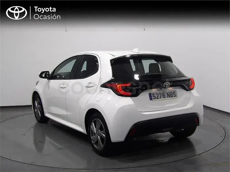 Usado Toyota Yaris Hybrid Active 116 CV (85 kW) 2025 Blanco Berlina