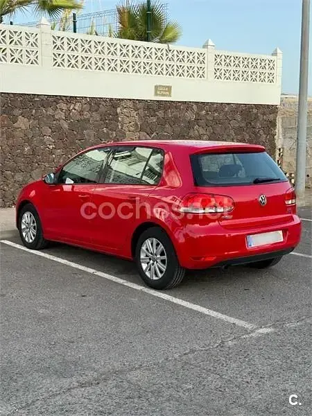 Usado VW Golf VII 105 CV (77 kW) 2012 Rojo Berlina