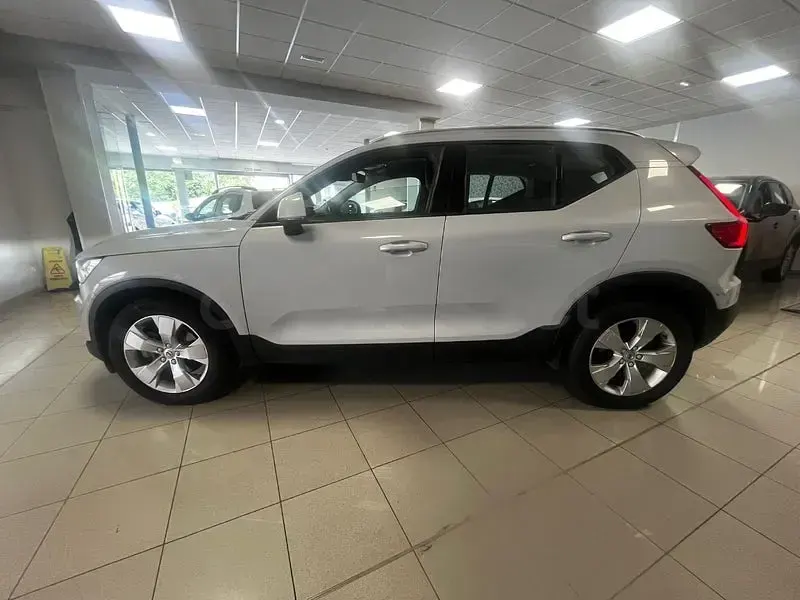 Usado Volvo XC40 Momentum 197 CV (144 kW) 2021 Blanco SUV