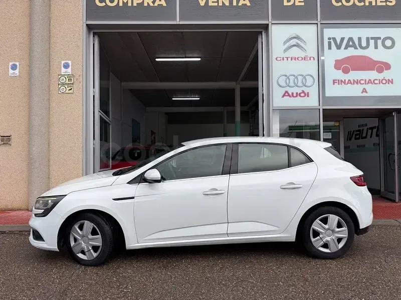 Usado Renault Mégane IV Business 95 CV (69 kW) 2019 Blanco Berlina