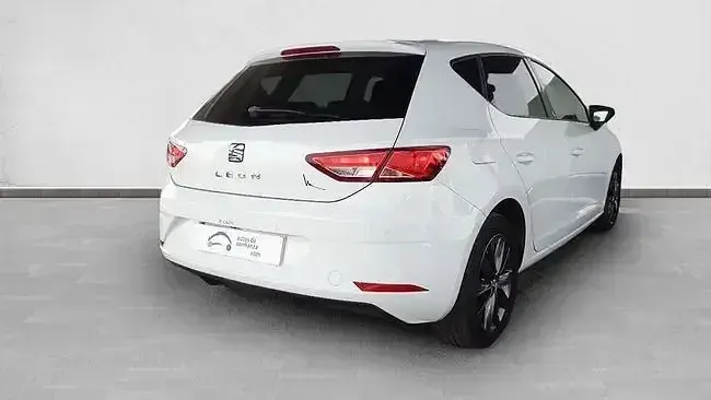Usado Seat Leon Style 130 CV (95 kW) 2020 Blanco