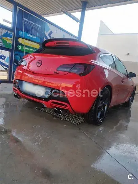 Usado Opel Astra GTC Sportive 165 CV (121 kW) 2012 Rojo Berlina