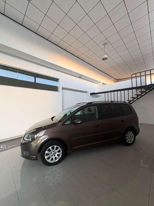 Usado VW Touran Advance 105 CV (77 kW) 2014 Marrón Monovolumen